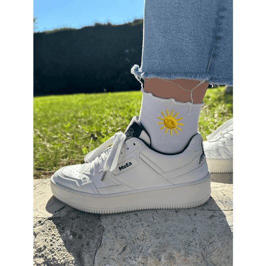 Chaussette blanche coton froufrou portée avec une personnalisation en broderie soleil jaune
