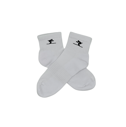 Chaussettes blanches courtes, 100% coton. Personnalisation des chaussettes grâce à des broderies. Il faut choisir parmi un choix de broderies dessinées à la main sur le thème de l’hiver, Noël, fêtes fin d’année, winter. La broderie est présente sur le côté extérieur des chaussettes. Toutes les broderies sont faites à la commande selon la personnalisation choisie. Ici, il s’agit de la broderie ski skieur