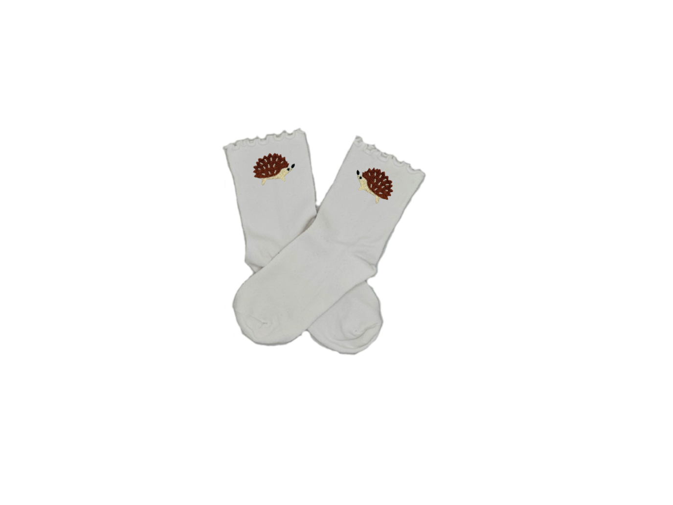 Chaussettes blanches courtes avec petits froufrous à l’extrémité, 100% coton. Personnalisation des chaussettes grâce à des broderies. Il faut choisir parmi un choix de broderies dessinées à la main sur le thème de l’automne, saison automnale, Halloween, broderie cosy. La broderie est présente sur le côté extérieur des chaussettes. Toutes les broderies sont faites à la commande selon la personnalisation choisie. Ici, il s’agit de la broderie hérisson, marron, beige et noir.