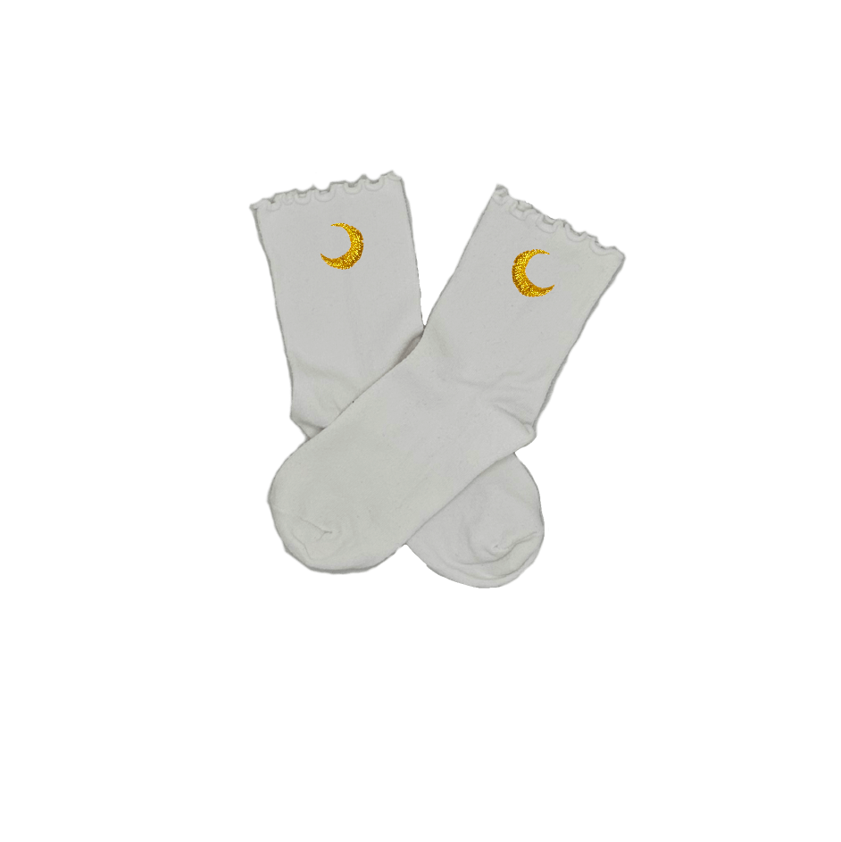 Chaussettes blanches courtes avec petits froufrous à l’extrémité, 100% coton. Personnalisation des chaussettes grâce à des broderies. Il faut choisir parmi un choix de broderies dessinées à la main sur le thème de l’été sur la Côte d’Azur dans les Alpes Maritimes, 06. La broderie est présente sur le côté extérieur des chaussettes. Toutes les broderies sont faites à la commande selon la personnalisation choisie. Ici, il s’agit de la broderie lune, jaune.