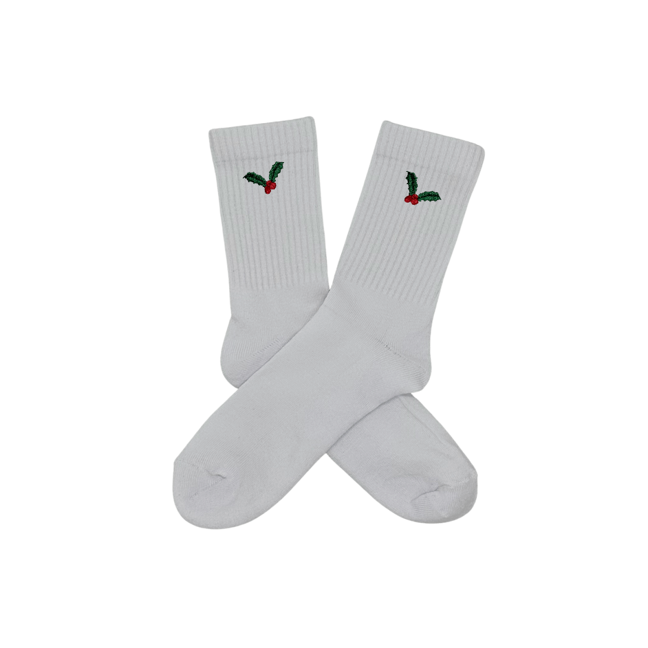 Chaussettes blanches hautes, 100% coton. Personnalisation des chaussettes grâce à des broderies. Il faut choisir parmi un choix de broderies dessinées à la main sur le thème de l’hiver, Noël, fêtes fin d’année, winter. La broderie est présente sur le côté extérieur des chaussettes. Toutes les broderies sont faites à la commande selon la personnalisation choisie. Ici, il s’agit de la broderie houx