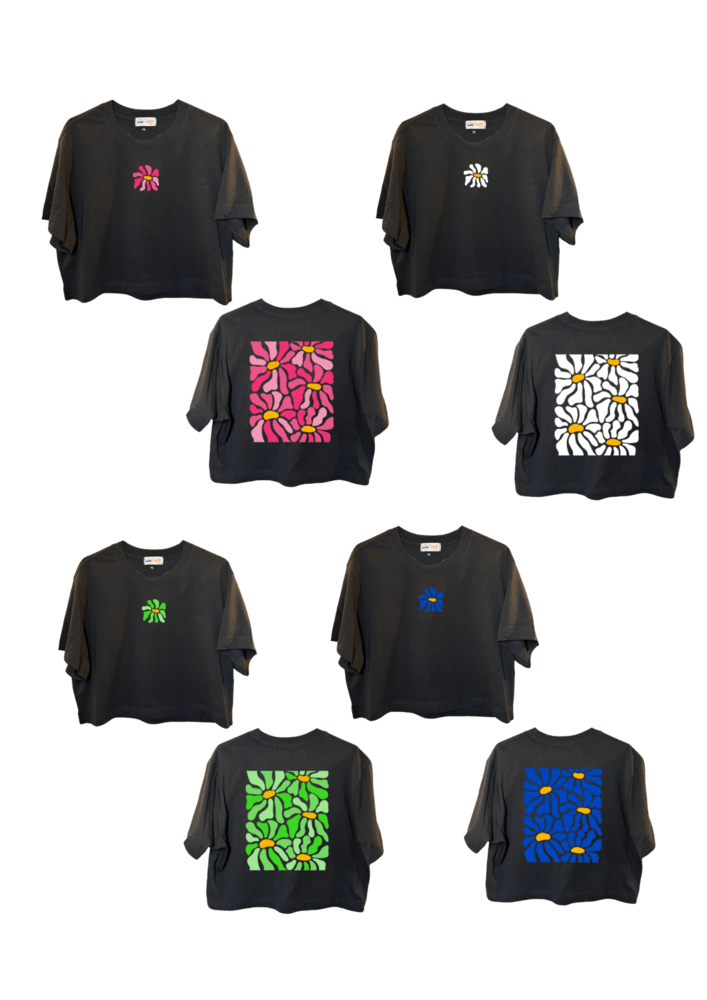 Crop top blanc court, manche courte, 100% coton. Personnalisation du crop top grâce à une technique de flocage, le DTF, pour une meilleure qualité d’impression et de tenue. La personnalisation est floquée à l’avant au centre en haut et à l’arrière en grand dans le dos. Ici, il s’agit de la personnalisation de DTF fleur rose, fleur noir, fleur vert, fleur bleu.