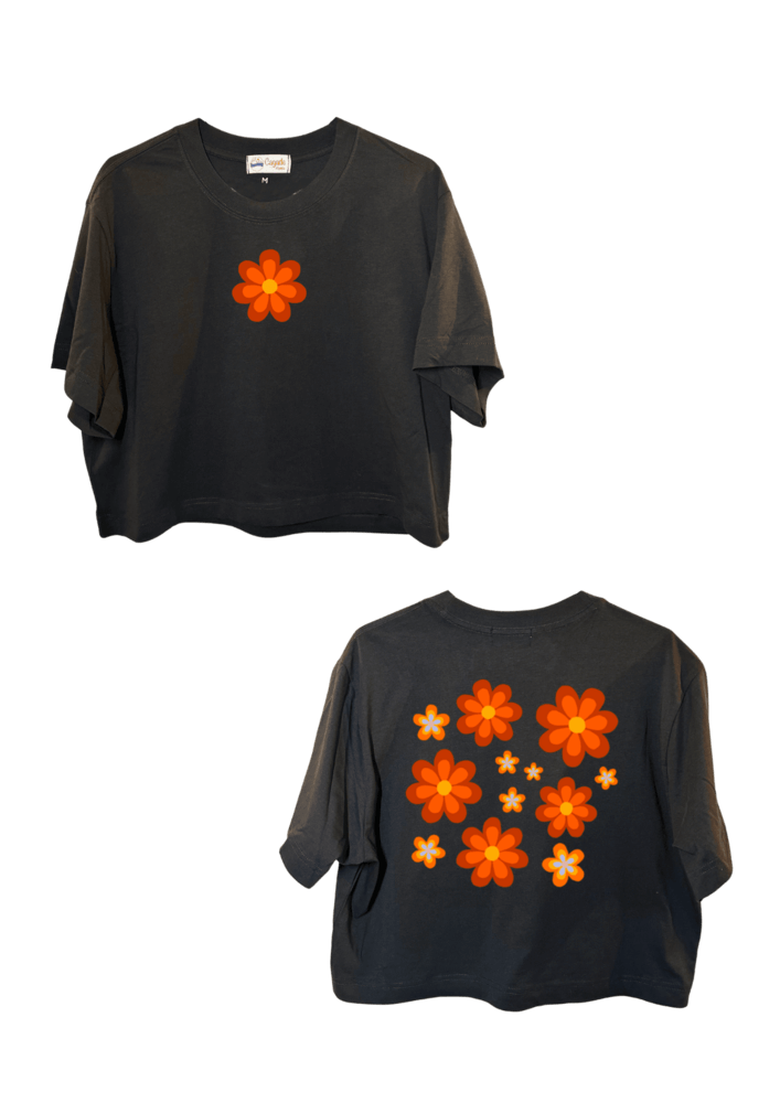 Crop top blanc court, manche courte, 100% coton. Personnalisation du crop top grâce à une technique de flocage, le DTF, pour une meilleure qualité d’impression et de tenue. La personnalisation est floquée à l’avant au niveau du cœur, en haut à gauche et à l’arrière en grand dans le dos. Ici, il s’agit de la personnalisation de DTF fleur orange style seventies 70.