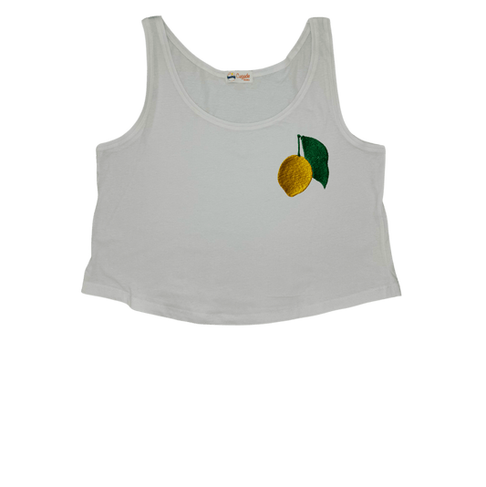Débardeur blanc court, crop top, 100% coton. Personnalisation du débardeur grâce à des broderies. Il faut choisir parmi un choix de broderies dessinées à la main sur le thème de l’été sur la Côte d’Azur dans les Alpes Maritimes, 06. Il faut aussi choisir la position de la broderie entre à gauche côté cœur, à droite ou au milieu. Toutes les broderies sont faites à la commande selon la personnalisation choisie. Ici, il s’agit de la broderie citron de Menton, jaune et vert. Emblème de la ville de Menton.