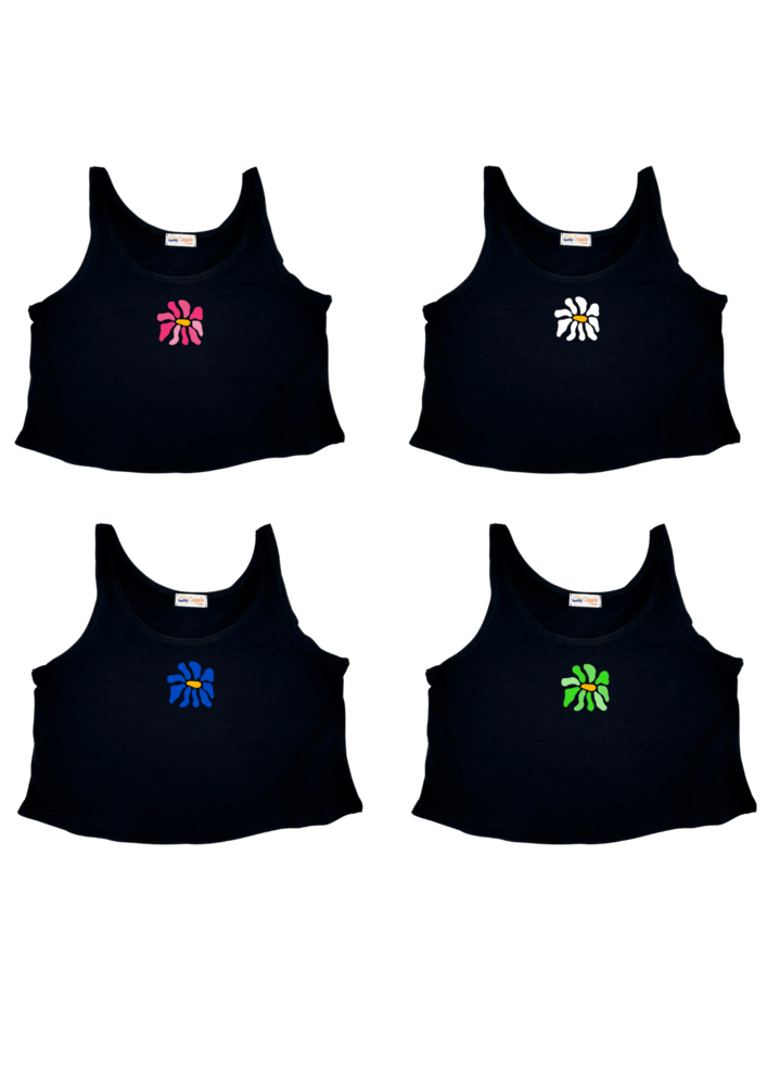 Débardeur noir court, crop top, 100% coton. Personnalisation du débardeur grâce à une technique de flocage, le DTF, pour une meilleure qualité d’impression et de tenue. La personnalisation est floquée au centre en haut. Ici, il s’agit des personnalisations de DTF fleur rose, fleur blanche, fleur bleue et fleur verte.