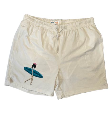 Maillot de plage pour homme couleur beige. Personnalisation du maillot grĂące Ă des broderies. Il faut choisir parmi un choix de broderies dessinĂ©es Ă la main sur le thĂšme de lâĂ©tĂ© sur la CĂŽte dâAzur dans les Alpes Maritimes, 06. La broderie est brodĂ©e sur lâavant du maillot, jambe droite. Toutes les broderies sont faites Ă la commande selon la personnalisation choisie. Ici, il sâagit de la broderie surf, surfeuse, planche de surf.