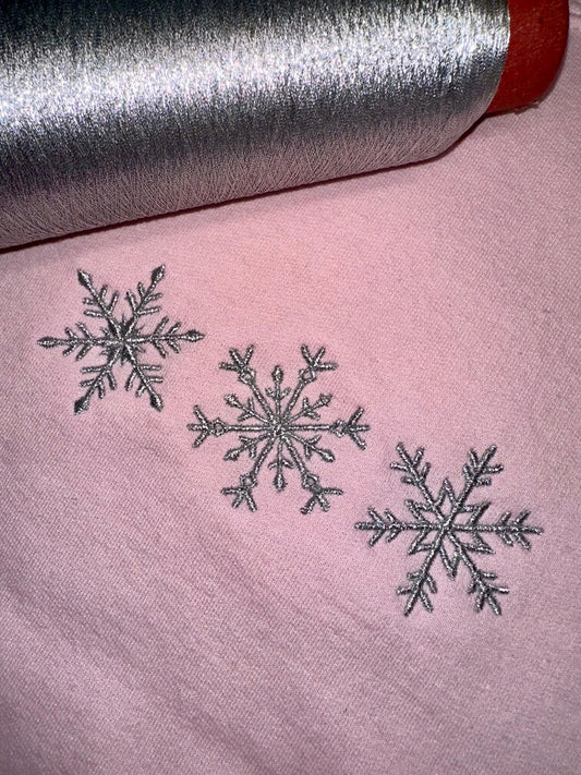 Sweatshirt rose clair tout doux hyper confortable loose avec broderie sur la poitrine personnalisation broderie 3 flocons hiver winter. Broderie argenté, brillant, scintillant paillettes argent fêtes.