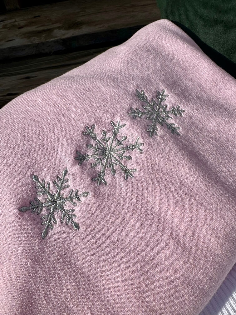 Sweatshirt rose clair tout doux hyper confortable loose avec broderie sur la poitrine personnalisation broderie 3 flocons hiver winter. Broderie argenté, brillant, scintillant paillettes argent fêtes.