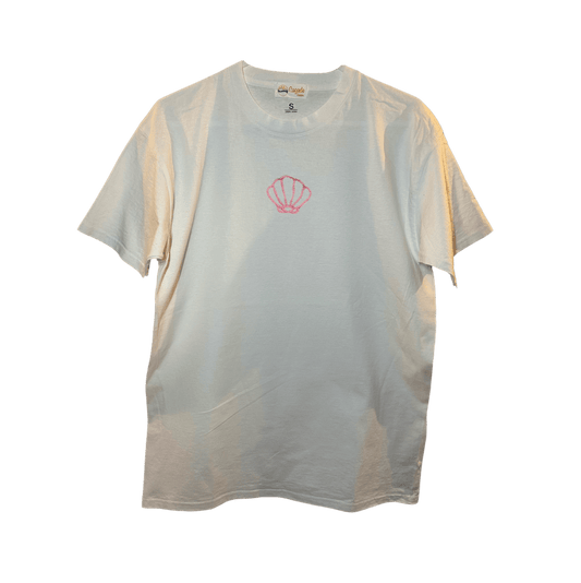T-shirt oversize blanc, 100% coton. Personnalisation du t-shirt grâce à des broderies. Il faut choisir parmi un choix de broderies dessinées à la main sur le thème de l’été sur la Côte d’Azur dans les Alpes Maritimes, 06. Il faut aussi choisir la position de la broderie entre à gauche côté cœur, à droite ou au milieu. Toutes les broderies sont faites à la commande selon la personnalisation choisie. Ici, il s’agit de la broderie coquillage, rose clair.