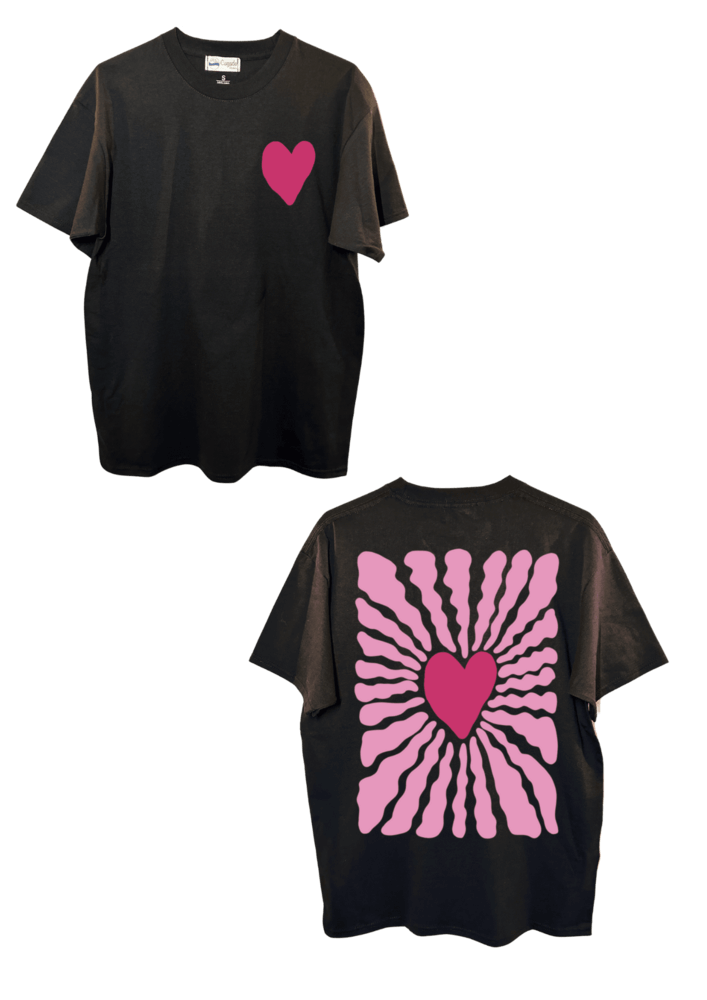 T-shirt oversize noir, manche courte, 100% coton. Personnalisation du t-shirt grâce à une technique de flocage, le DTF, pour une meilleure qualité d’impression et de tenue. La personnalisation est floquée à l’avant au milieu en haut et à l’arrière en grand dans le dos. Ici, il s’agit de la personnalisation de DTF coeur rose avant et arrière.