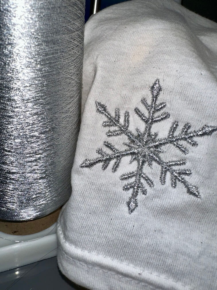 Broderie d'un flocon argenté avec un fil métallisé brillant, scintillant argent
