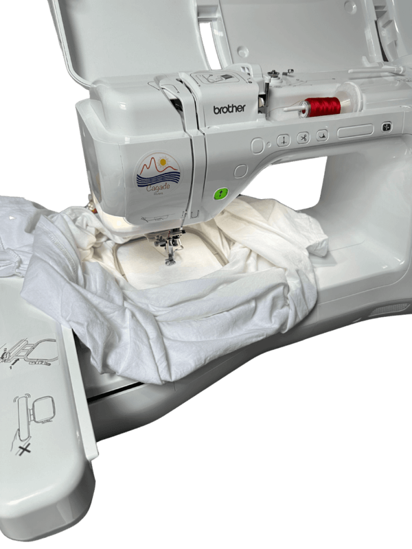 Brodeuse brother avec un fil à broder rouge et un t-shirt en train d'être personnaliser. 