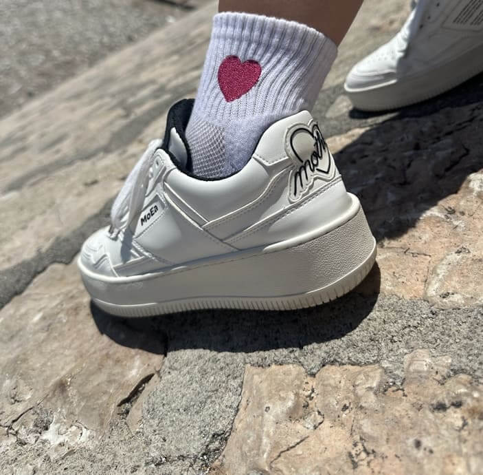 Chaussette blanche coton broderie coeur rose sur le côté