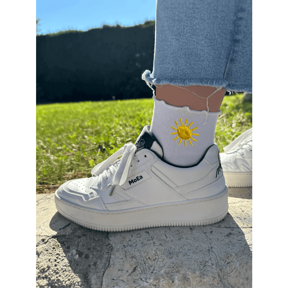 Chaussette blanche coton froufrou portée avec une personnalisation en broderie soleil jaune