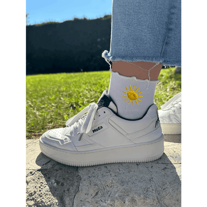 Chaussette blanche coton froufrou portée avec une personnalisation en broderie soleil jaune