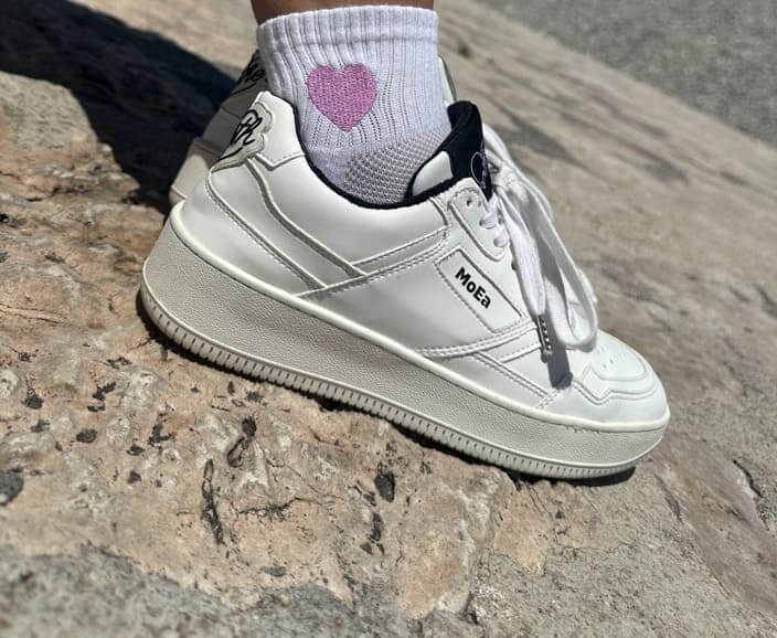 Chaussette blanche coton broderie coeur rose sur le côté