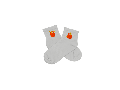 Chaussettes blanches courtes, 100% coton. Personnalisation des chaussettes grâce à des broderies. Il faut choisir parmi un choix de broderies dessinées à la main sur le thème de l’automne, saison automnale, Halloween, broderie cosy. La broderie est présente sur le côté extérieur des chaussettes. Toutes les broderies sont faites à la commande selon la personnalisation choisie. Ici, il s’agit de la broderie bougie orange. 