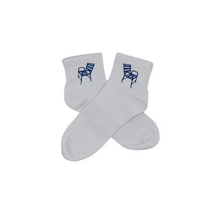 Chaussettes blanches courtes, 100% coton. Personnalisation des chaussettes grâce à des broderies. Il faut choisir parmi un choix de broderies dessinées à la main sur le thème de l’été sur la Côte d’Azur dans les Alpes Maritimes, 06. La broderie est présente sur le côté extérieur des chaussettes. Toutes les broderies sont faites à la commande selon la personnalisation choisie. Ici, il s’agit de la broderie chaise bleue, emblème de la ville de Nice. 