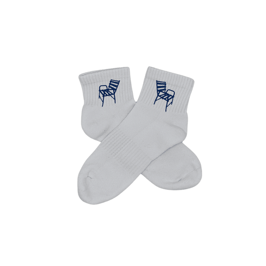 Chaussettes blanches courtes, 100% coton. Personnalisation des chaussettes grâce à des broderies. Il faut choisir parmi un choix de broderies dessinées à la main sur le thème de l’été sur la Côte d’Azur dans les Alpes Maritimes, 06. La broderie est présente sur le côté extérieur des chaussettes. Toutes les broderies sont faites à la commande selon la personnalisation choisie. Ici, il s’agit de la broderie chaise bleue, emblème de la ville de Nice. 