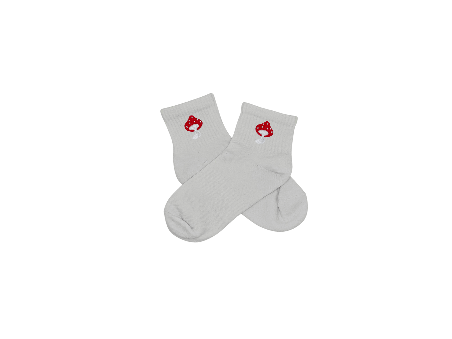 Chaussettes blanches courtes, 100% coton. Personnalisation des chaussettes grâce à des broderies. Il faut choisir parmi un choix de broderies dessinées à la main sur le thème de l’automne, saison automnale, Halloween, broderie cosy. La broderie est présente sur le côté extérieur des chaussettes. Toutes les broderies sont faites à la commande selon la personnalisation choisie. Ici, il s’agit de la broderie champignon vénéneux rouge à pois blanc. 