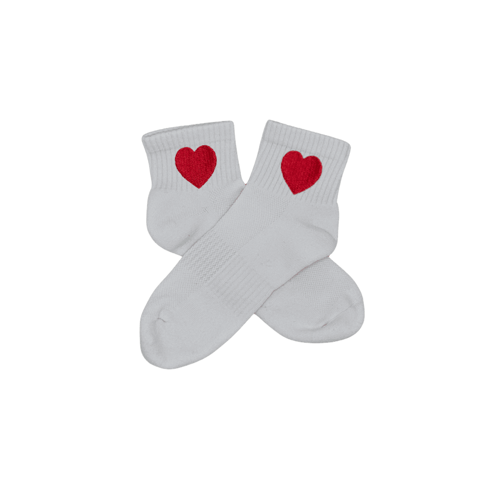 Chaussettes blanches courtes, 100% coton. Personnalisation des chaussettes grâce à des broderies. Il faut choisir parmi un choix de broderies dessinées à la main sur le thème de l’été sur la Côte d’Azur dans les Alpes Maritimes, 06. La broderie est présente sur le côté extérieur des chaussettes. Toutes les broderies sont faites à la commande selon la personnalisation choisie. Ici, il s’agit de la broderie coeur rouge.