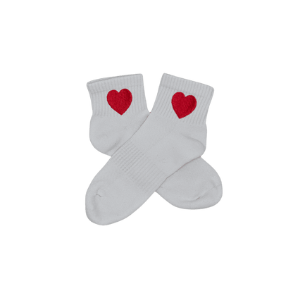 Chaussettes blanches courtes, 100% coton. Personnalisation des chaussettes grâce à des broderies. Il faut choisir parmi un choix de broderies dessinées à la main sur le thème de l’été sur la Côte d’Azur dans les Alpes Maritimes, 06. La broderie est présente sur le côté extérieur des chaussettes. Toutes les broderies sont faites à la commande selon la personnalisation choisie. Ici, il s’agit de la broderie coeur rouge.