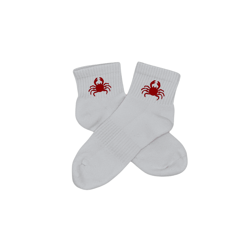 Chaussettes blanches courtes, 100% coton. Personnalisation des chaussettes grâce à des broderies. Il faut choisir parmi un choix de broderies dessinées à la main sur le thème de l’été sur la Côte d’Azur dans les Alpes Maritimes, 06. La broderie est présente sur le côté extérieur des chaussettes. Toutes les broderies sont faites à la commande selon la personnalisation choisie. Ici, il s’agit de la broderie crabe, rouge.