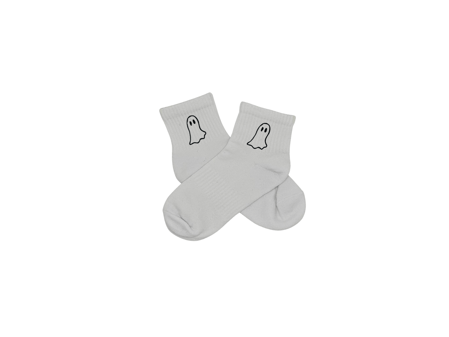 Chaussettes blanches courtes, 100% coton. Personnalisation des chaussettes grâce à des broderies. Il faut choisir parmi un choix de broderies dessinées à la main sur le thème de l’automne, saison automnale, Halloween, broderie cosy. La broderie est présente sur le côté extérieur des chaussettes. Toutes les broderies sont faites à la commande selon la personnalisation choisie. Ici, il s’agit de la broderie fantôme, noir.
