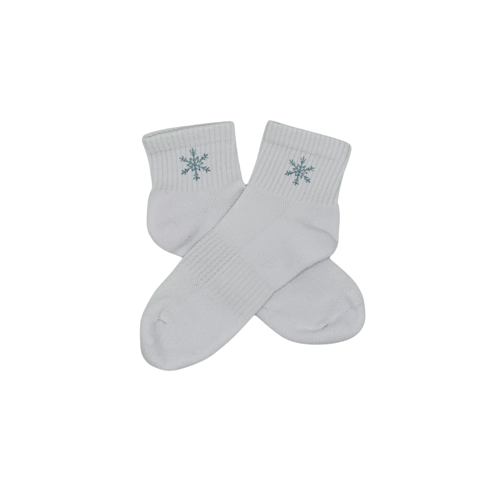 Chaussettes blanches courtes, 100% coton. Personnalisation des chaussettes grâce à des broderies. Il faut choisir parmi un choix de broderies dessinées à la main sur le thème de l’hiver, Noël, fêtes fin d’année, winter. La broderie est présente sur le côté extérieur des chaussettes. Toutes les broderies sont faites à la commande selon la personnalisation choisie. Ici, il s’agit de la broderie flocon