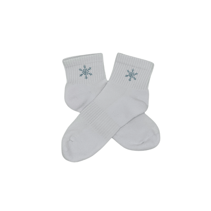 Chaussettes blanches courtes, 100% coton. Personnalisation des chaussettes grâce à des broderies. Il faut choisir parmi un choix de broderies dessinées à la main sur le thème de l’hiver, Noël, fêtes fin d’année, winter. La broderie est présente sur le côté extérieur des chaussettes. Toutes les broderies sont faites à la commande selon la personnalisation choisie. Ici, il s’agit de la broderie flocon