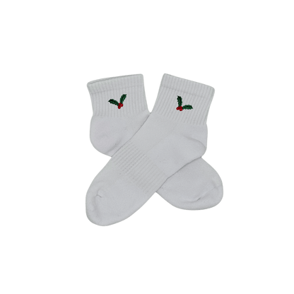 Chaussettes blanches courtes, 100% coton. Personnalisation des chaussettes grâce à des broderies. Il faut choisir parmi un choix de broderies dessinées à la main sur le thème de l’hiver, Noël, fêtes fin d’année, winter. La broderie est présente sur le côté extérieur des chaussettes. Toutes les broderies sont faites à la commande selon la personnalisation choisie. Ici, il s’agit de la broderie houx