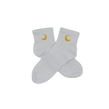 Chaussettes blanches courtes, 100% coton. Personnalisation des chaussettes grâce à des broderies. Il faut choisir parmi un choix de broderies dessinées à la main sur le thème de l’été sur la Côte d’Azur dans les Alpes Maritimes, 06. La broderie est présente sur le côté extérieur des chaussettes. Toutes les broderies sont faites à la commande selon la personnalisation choisie. Ici, il s’agit de la broderie lune, jaune.