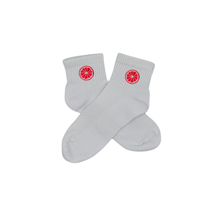 Chaussettes blanches courtes, 100% coton. Personnalisation des chaussettes grâce à des broderies. Il faut choisir parmi un choix de broderies dessinées à la main sur le thème de l’été sur la Côte d’Azur dans les Alpes Maritimes, 06. La broderie est présente sur le côté extérieur des chaussettes. Toutes les broderies sont faites à la commande selon la personnalisation choisie. Ici, il s’agit de la broderie pomelo, pamplemousse, agrume, rose flashy.