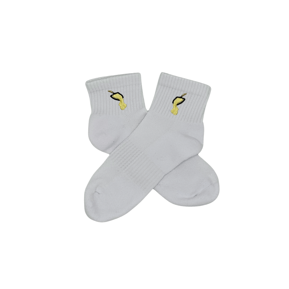 Chaussettes blanches courtes, 100% coton. Personnalisation des chaussettes grâce à des broderies. Il faut choisir parmi un choix de broderies dessinées à la main sur le thème de l’hiver, Noël, fêtes fin d’année, winter. La broderie est présente sur le côté extérieur des chaussettes. Toutes les broderies sont faites à la commande selon la personnalisation choisie. Ici, il s’agit de la broderie raclette fromage fondu