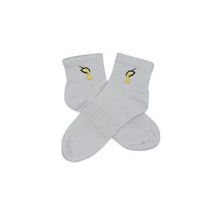 Chaussettes blanches courtes, 100% coton. Personnalisation des chaussettes grâce à des broderies. Il faut choisir parmi un choix de broderies dessinées à la main sur le thème de l’hiver, Noël, fêtes fin d’année, winter. La broderie est présente sur le côté extérieur des chaussettes. Toutes les broderies sont faites à la commande selon la personnalisation choisie. Ici, il s’agit de la broderie raclette fromage fondu