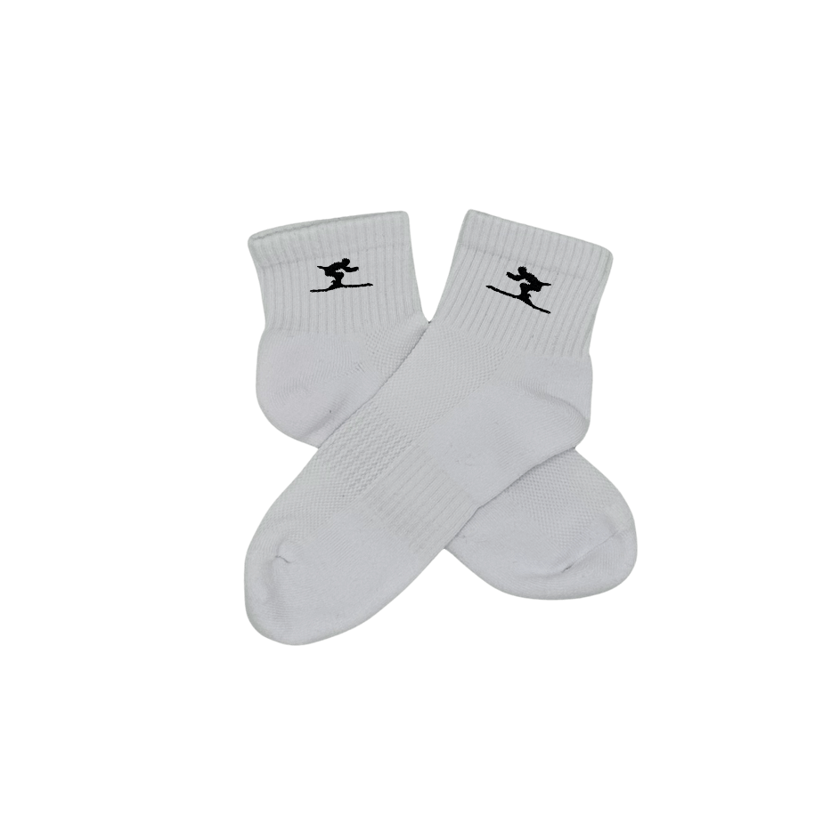 Chaussettes blanches courtes, 100% coton. Personnalisation des chaussettes grâce à des broderies. Il faut choisir parmi un choix de broderies dessinées à la main sur le thème de l’hiver, Noël, fêtes fin d’année, winter. La broderie est présente sur le côté extérieur des chaussettes. Toutes les broderies sont faites à la commande selon la personnalisation choisie. Ici, il s’agit de la broderie ski skieur