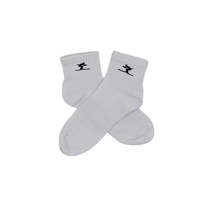 Chaussettes blanches courtes, 100% coton. Personnalisation des chaussettes grâce à des broderies. Il faut choisir parmi un choix de broderies dessinées à la main sur le thème de l’hiver, Noël, fêtes fin d’année, winter. La broderie est présente sur le côté extérieur des chaussettes. Toutes les broderies sont faites à la commande selon la personnalisation choisie. Ici, il s’agit de la broderie ski skieur