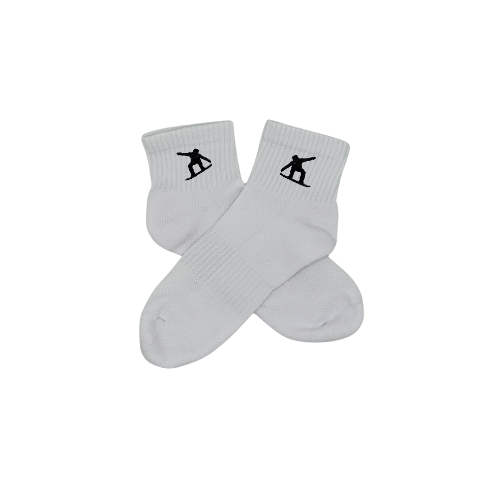 Chaussettes blanches courtes, 100% coton. Personnalisation des chaussettes grâce à des broderies. Il faut choisir parmi un choix de broderies dessinées à la main sur le thème de l’hiver, Noël, fêtes fin d’année, winter. La broderie est présente sur le côté extérieur des chaussettes. Toutes les broderies sont faites à la commande selon la personnalisation choisie. Ici, il s’agit de la broderie snowboard