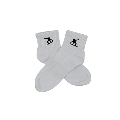 Chaussettes blanches courtes, 100% coton. Personnalisation des chaussettes grâce à des broderies. Il faut choisir parmi un choix de broderies dessinées à la main sur le thème de l’hiver, Noël, fêtes fin d’année, winter. La broderie est présente sur le côté extérieur des chaussettes. Toutes les broderies sont faites à la commande selon la personnalisation choisie. Ici, il s’agit de la broderie snowboard