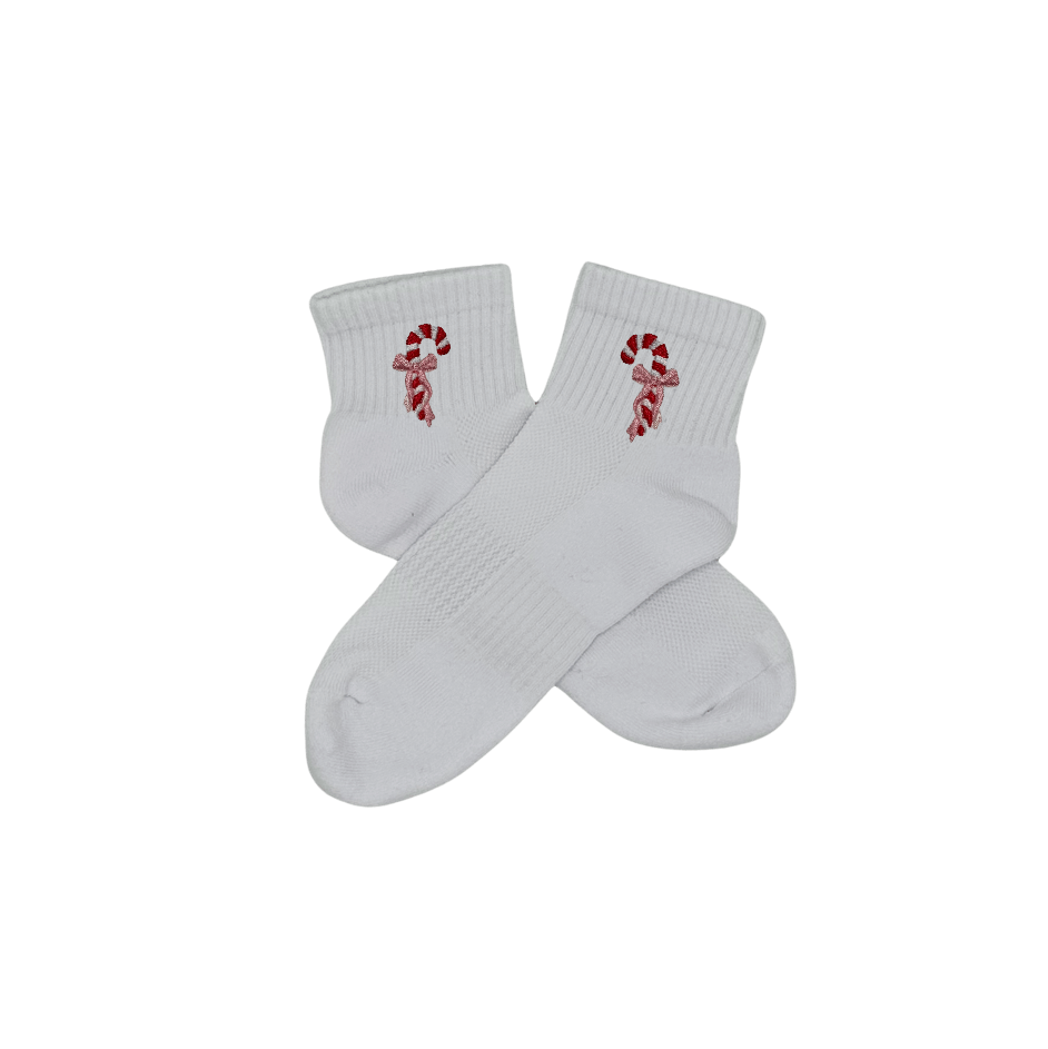 Chaussettes blanches courtes, 100% coton. Personnalisation des chaussettes grâce à des broderies. Il faut choisir parmi un choix de broderies dessinées à la main sur le thème de l’hiver, Noël, fêtes fin d’année, winter. La broderie est présente sur le côté extérieur des chaussettes. Toutes les broderies sont faites à la commande selon la personnalisation choisie. Ici, il s’agit de la broderie sucre d'orge