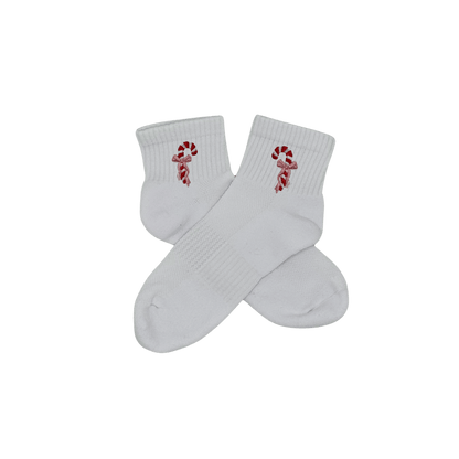 Chaussettes blanches courtes, 100% coton. Personnalisation des chaussettes grâce à des broderies. Il faut choisir parmi un choix de broderies dessinées à la main sur le thème de l’hiver, Noël, fêtes fin d’année, winter. La broderie est présente sur le côté extérieur des chaussettes. Toutes les broderies sont faites à la commande selon la personnalisation choisie. Ici, il s’agit de la broderie sucre d'orge