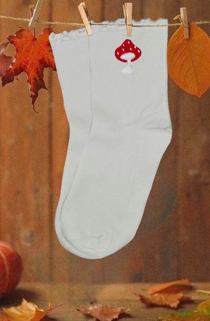 Paire de chaussettes blanches à froufrous 100% coton. Broderie champignon rouge à pois blancs. Décor automnal avec des feuilles d'automne, citrouille. Idée personnalisation broderie automne.