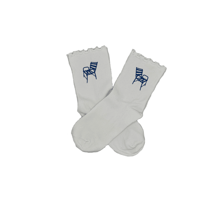 Chaussettes blanches courtes avec petits froufrous à l’extrémité, 100% coton. Personnalisation des chaussettes grâce à des broderies. Il faut choisir parmi un choix de broderies dessinées à la main sur le thème de l’été sur la Côte d’Azur dans les Alpes Maritimes, 06. La broderie est présente sur le côté extérieur des chaussettes. Toutes les broderies sont faites à la commande selon la personnalisation choisie. Ici, il s’agit de la broderie chaise bleue, emblème de la ville de Nice. 