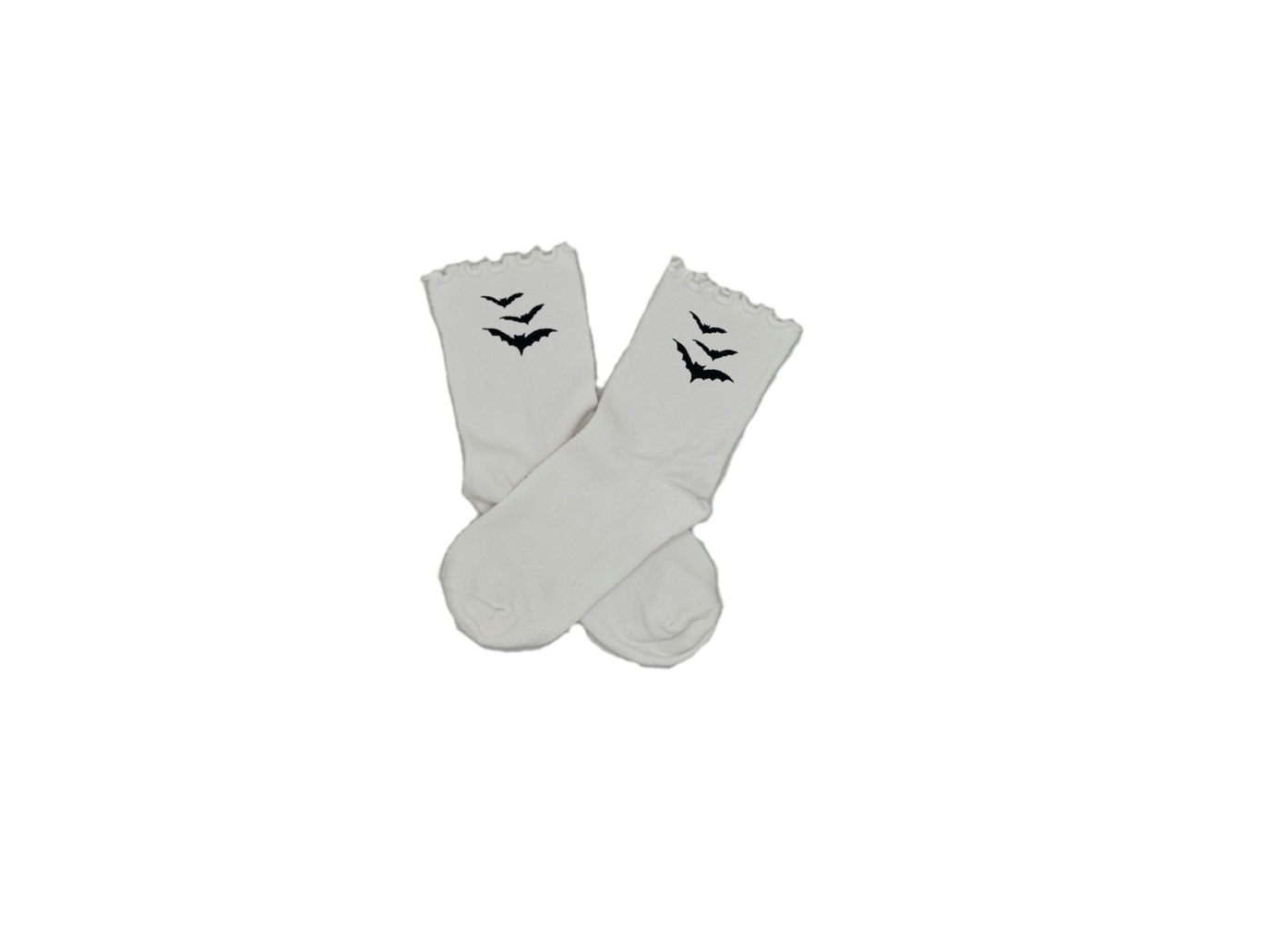 Chaussettes blanches courtes avec petits froufrous à l’extrémité, 100% coton. Personnalisation des chaussettes grâce à des broderies. Il faut choisir parmi un choix de broderies dessinées à la main sur le thème de l’automne, saison automnale, Halloween, broderie cosy. La broderie est présente sur le côté extérieur des chaussettes. Toutes les broderies sont faites à la commande selon la personnalisation choisie. Ici, il s’agit de la broderie 3 chauve-souris noires. 