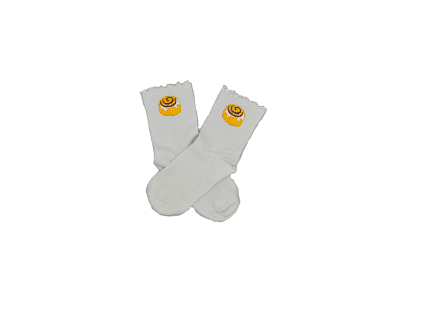 Chaussettes blanches courtes avec petits froufrous à l’extrémité, 100% coton. Personnalisation des chaussettes grâce à des broderies. Il faut choisir parmi un choix de broderies dessinées à la main sur le thème de l’automne, saison automnale, Halloween, broderie cosy. La broderie est présente sur le côté extérieur des chaussettes. Toutes les broderies sont faites à la commande selon la personnalisation choisie. Ici, il s’agit de la broderie cinnamon roll, orange, blanc et marron. 