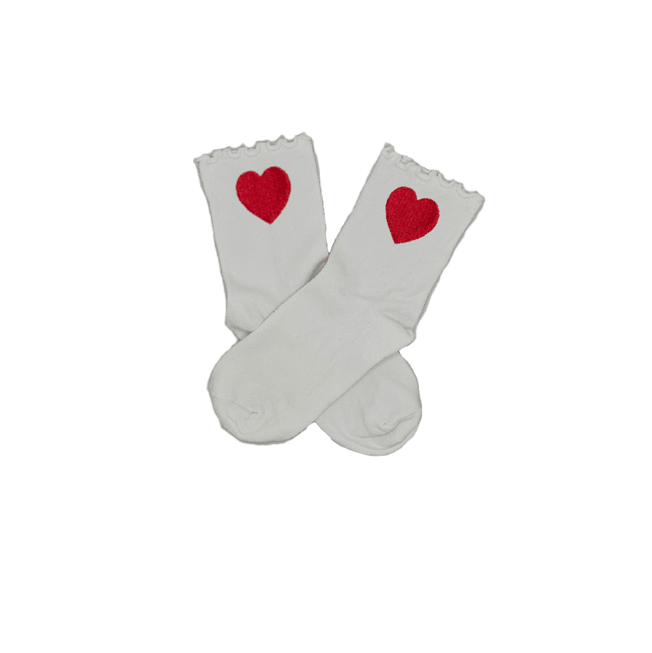 Chaussettes blanches courtes avec petits froufrous à l’extrémité, 100% coton. Personnalisation des chaussettes grâce à des broderies. Il faut choisir parmi un choix de broderies dessinées à la main sur le thème de l’été sur la Côte d’Azur dans les Alpes Maritimes, 06. La broderie est présente sur le côté extérieur des chaussettes. Toutes les broderies sont faites à la commande selon la personnalisation choisie. Ici, il s’agit de la broderie coeur rouge.