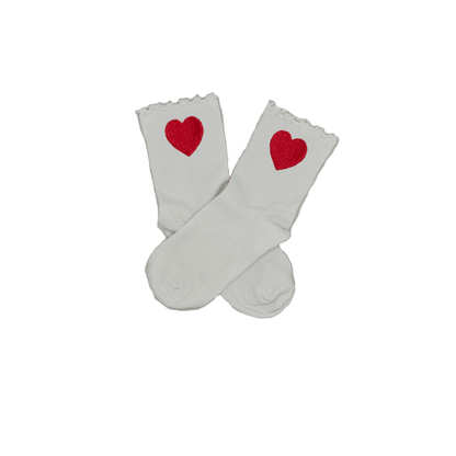 Chaussettes blanches courtes avec petits froufrous à l’extrémité, 100% coton. Personnalisation des chaussettes grâce à des broderies. Il faut choisir parmi un choix de broderies dessinées à la main sur le thème de l’été sur la Côte d’Azur dans les Alpes Maritimes, 06. La broderie est présente sur le côté extérieur des chaussettes. Toutes les broderies sont faites à la commande selon la personnalisation choisie. Ici, il s’agit de la broderie coeur rouge.