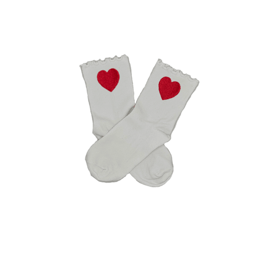 Chaussettes blanches courtes avec petits froufrous à l’extrémité, 100% coton. Personnalisation des chaussettes grâce à des broderies. Il faut choisir parmi un choix de broderies dessinées à la main sur le thème de l’été sur la Côte d’Azur dans les Alpes Maritimes, 06. La broderie est présente sur le côté extérieur des chaussettes. Toutes les broderies sont faites à la commande selon la personnalisation choisie. Ici, il s’agit de la broderie coeur rouge.