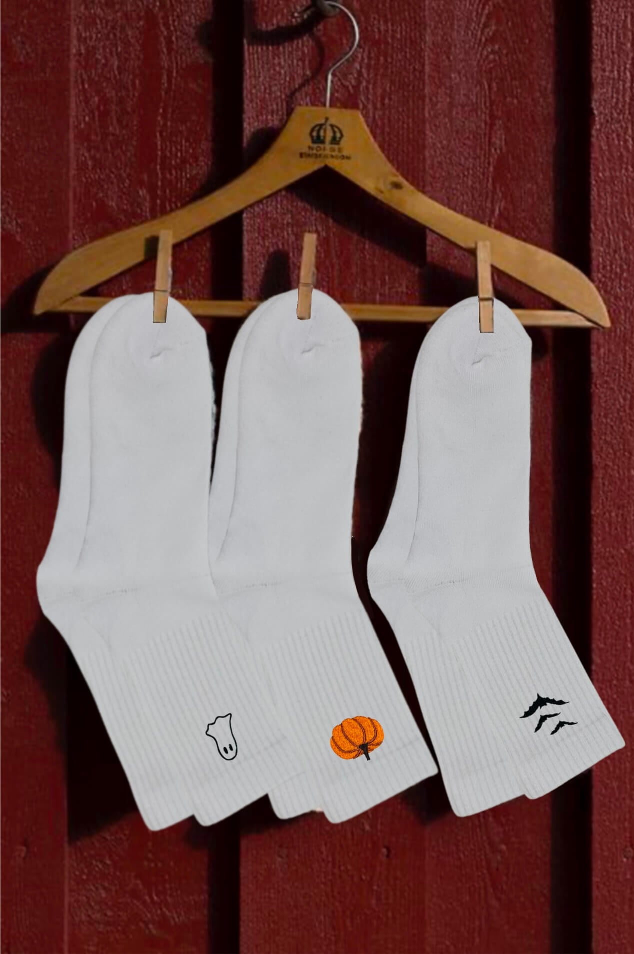 3 paires de chaussettes hautes blanches, en coton. Broderie de dessins Halloween : fantôme, citrouille et chauve-souris. Idée personnalisation broderie Halloween. 