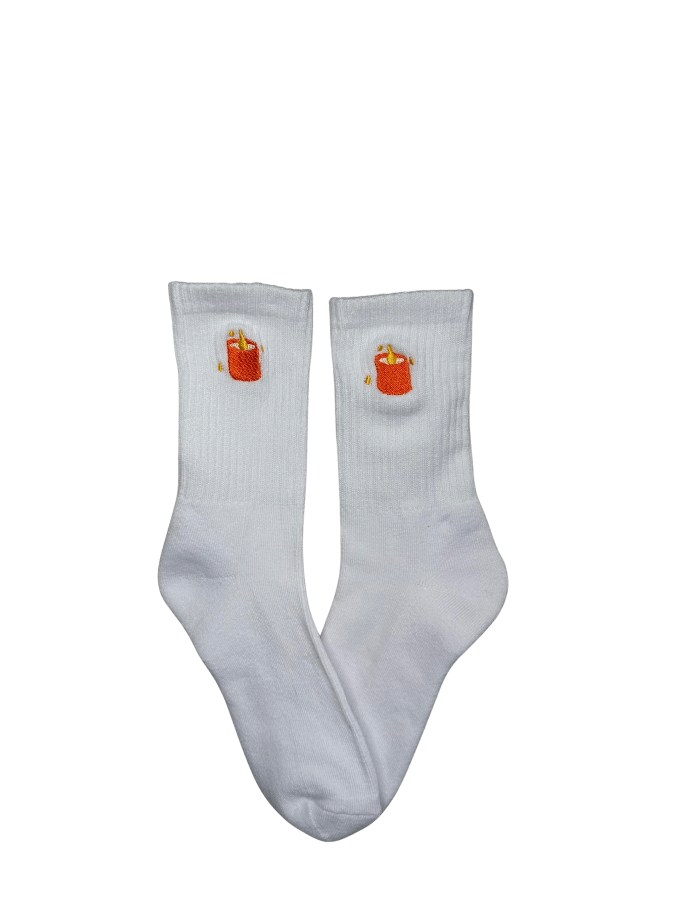 Chaussettes blanches hautes, 100% coton. Personnalisation des chaussettes grâce à des broderies. Il faut choisir parmi un choix de broderies dessinées à la main sur le thème de l’automne, saison automnale, Halloween, broderie cosy. La broderie est présente sur le côté extérieur des chaussettes. Toutes les broderies sont faites à la commande selon la personnalisation choisie. Ici, il s’agit de la broderie bougie orange.